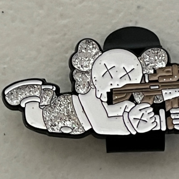 Kaws AK47 Gun Enamel Hat Clip Bag Glitter New Hype Hats - Picture 2 of 5